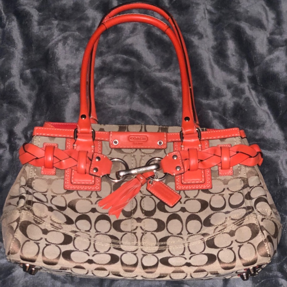 Coach Hamptons Signature Medium Carryall Tote this handbag is in great condition